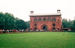 Arche;-Architecture;-Chhatri;-Delhi;-Diwan-i-Am;-Fort-rouge;-Grès-rouge;-Inde;-Kaleidos;-Kaleidos-images;-La-parole-à-limage;-Lal-Qila;-Moghols;-Naqqar-Khana;-Naubat-Khana;-Patrimoine-de-lHumanité;-Pelouse;-Salle-des-tambours;-Shah-Jahan;-Shahjahanabad;-Stories-Pictures;-Tarek-Charara;-UNESCO;-Vieux-Delhi;-Visiteurs